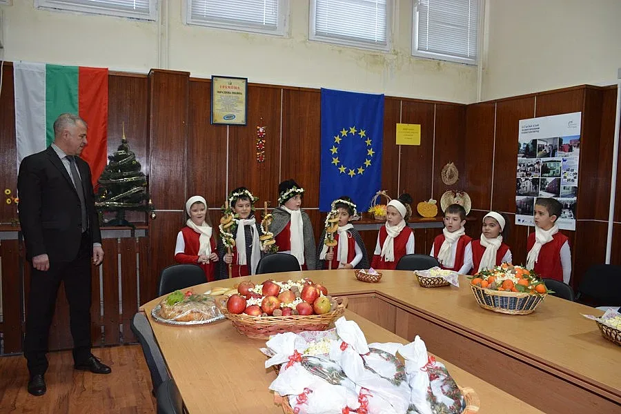 Коледари орисаха кмет и съветници в Симитли