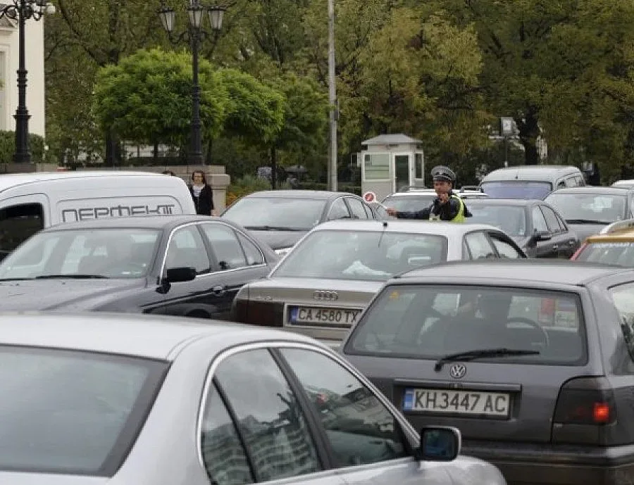 Засилен трафик и ограничения в последния работен ден