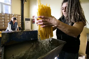 Палим истински свещи по празниците