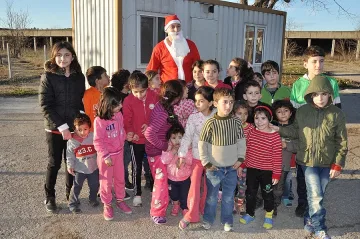 Евангелската църква заведе Дядо Коледа при децата бежанци