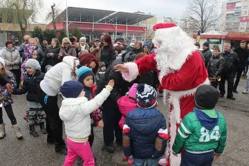 Дядо Коледа зарадва децата в Благоевград