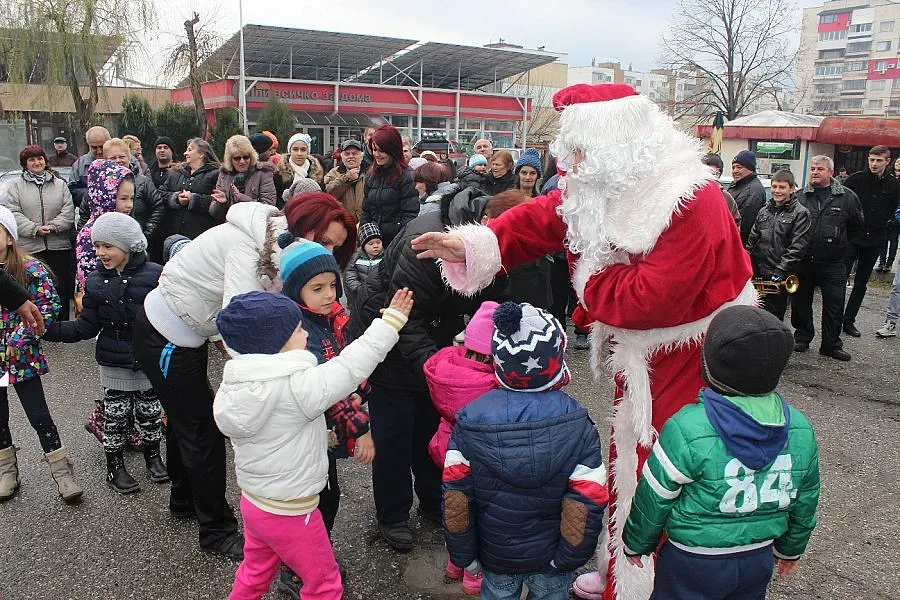 Дядо Коледа зарадва децата в Благоевград