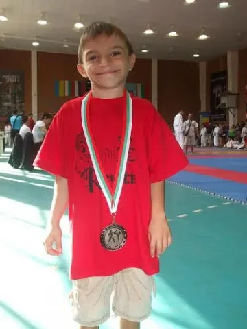 Макси расте с помощта на "Българската Коледа"