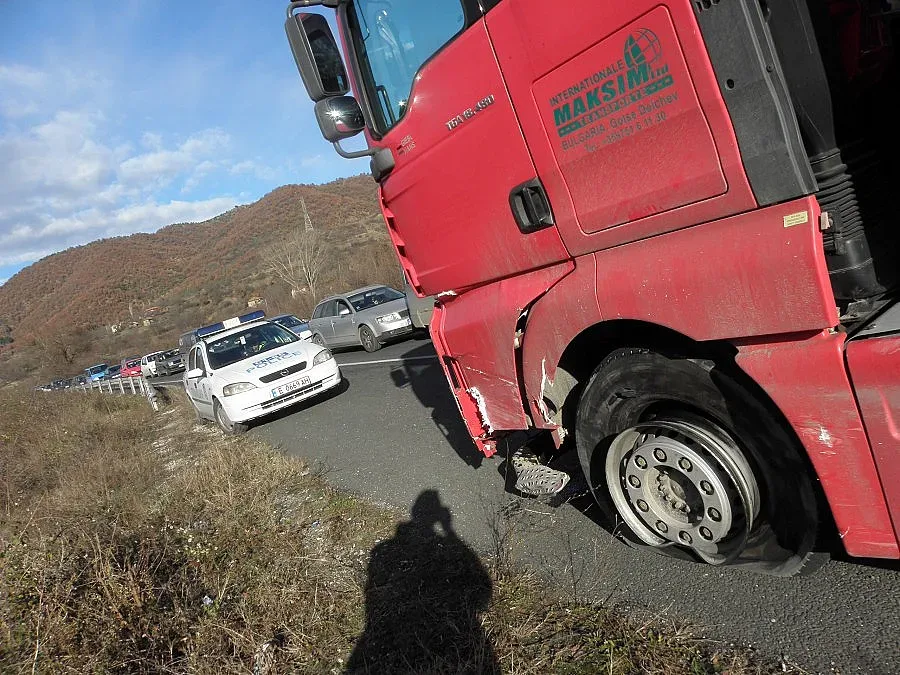 Катастрофа запуши пътя за Гърция