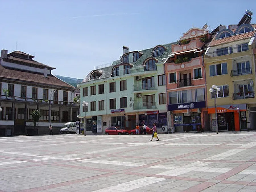 Роми задръстиха Петрич със сергии