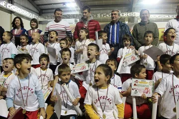 Над 300 хлапета играха футбол и получиха коледни дарове