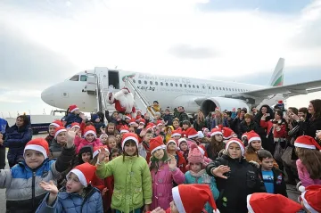 Дядо Коледа кацна със самолет на летище Варна