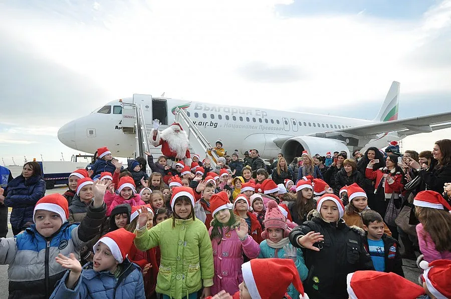 Дядо Коледа кацна със самолет на летище Варна