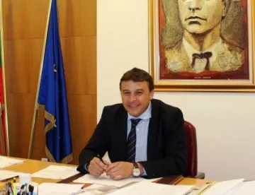 Плувци се гмуркат на турнир „Дядо Коледа”