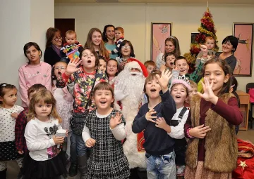 Дядо Коледа паркира шейната в "Стандарт" 