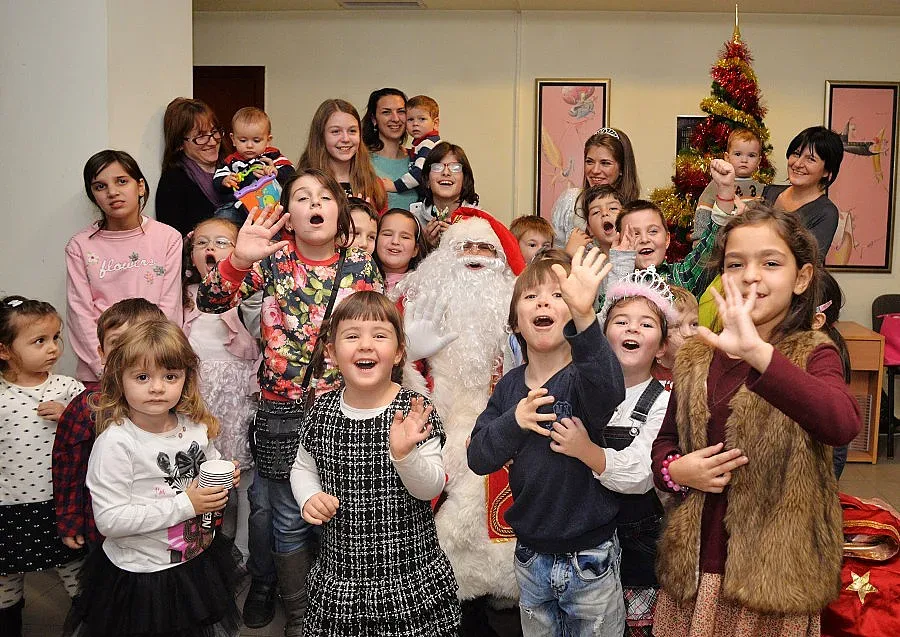 Дядо Коледа паркира шейната в "Стандарт"