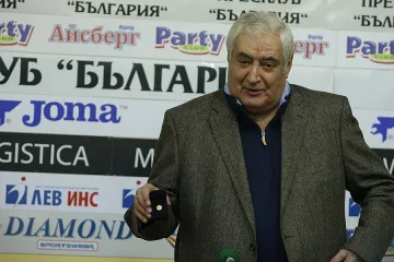 Вуцов първи хвърли камък по Петев