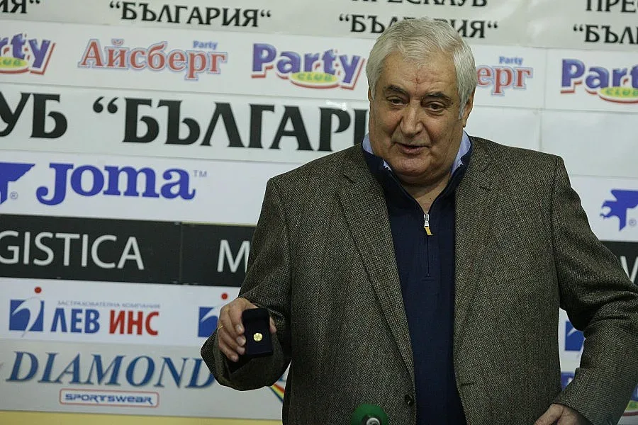 Вуцов първи хвърли камък по Петев