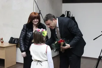 Малки коледари изненадаха кмет и съветници