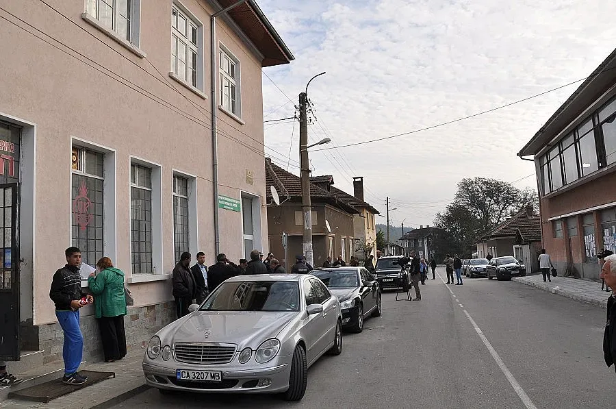 Погребват останките на жертвите от Горни Лом