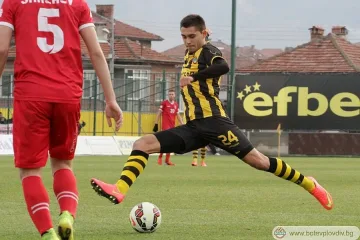 Ботев Пд удължи договора на Лазар Марин 