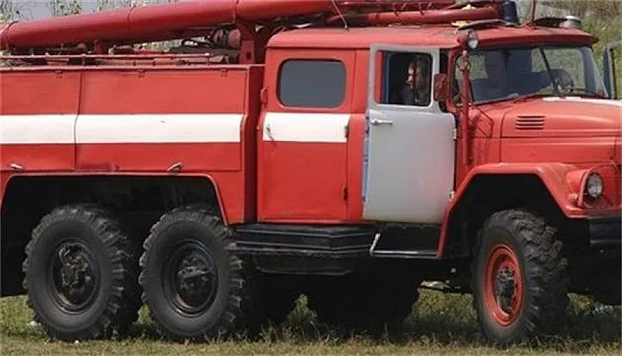 Пожарникари евакуираха превантивно 150 души от висше училище в Кърджали