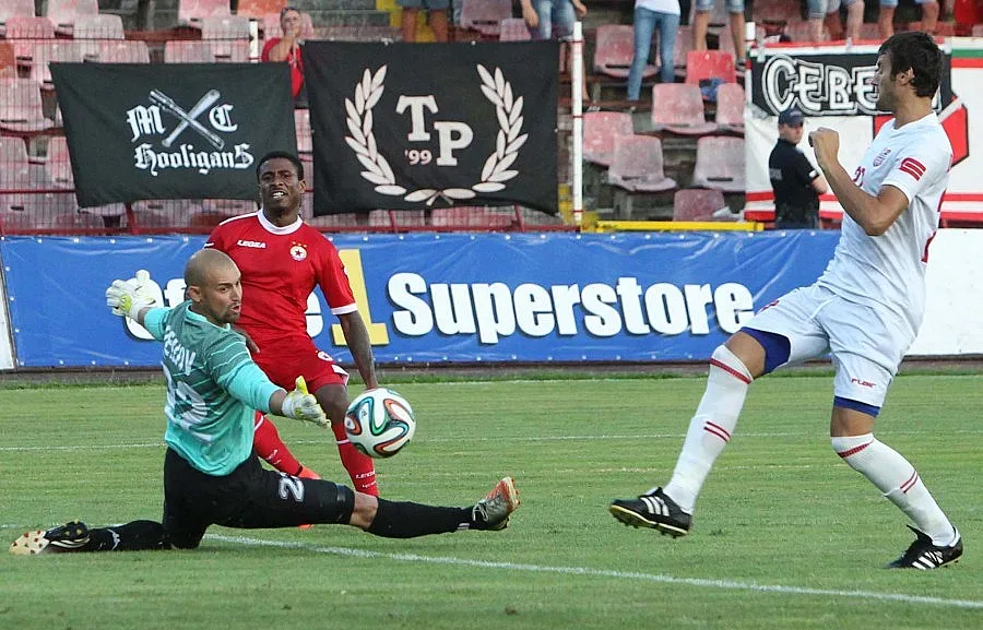 Петима футболисти и треньор от „Хасково" - аут от състава