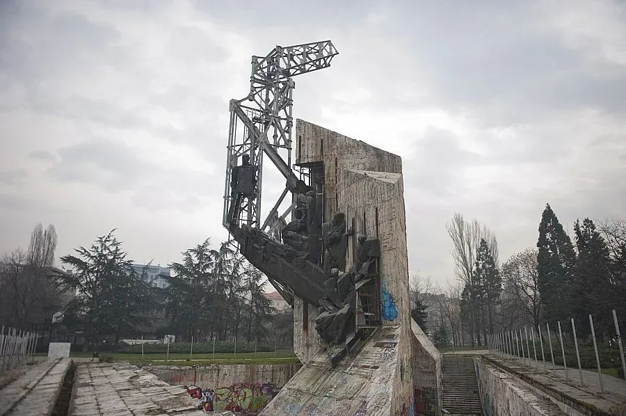 Официално: Махат паметника пред НДК