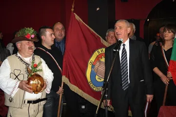 С вино и усмивка на партиен конгрес