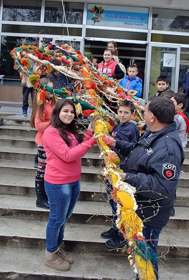 Хасково издигна най-високата сурвачка в Южна България