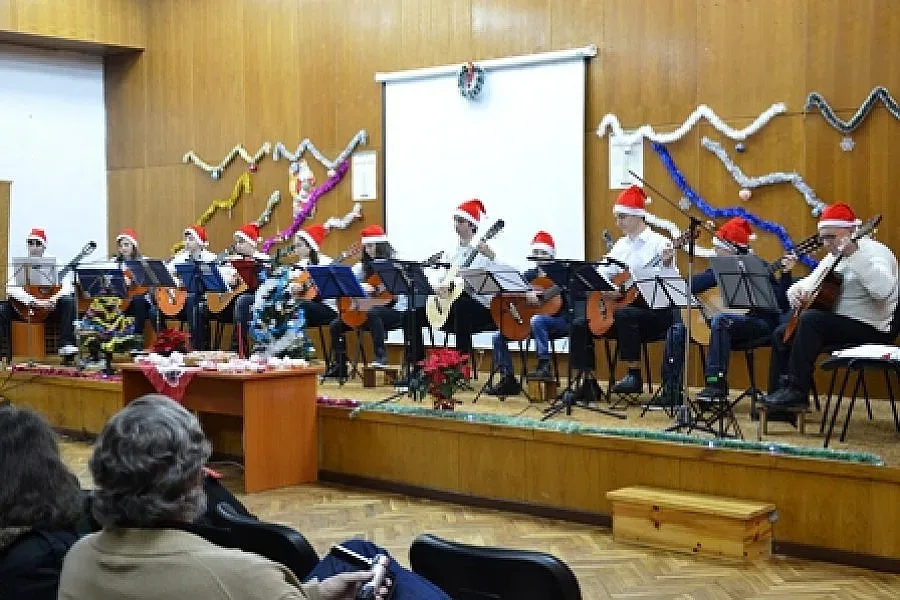 Талантливи китаристи свириха в музей