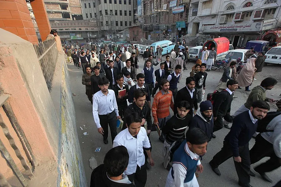 Жертвите в училището в Пакистан са над 126, повечето деца