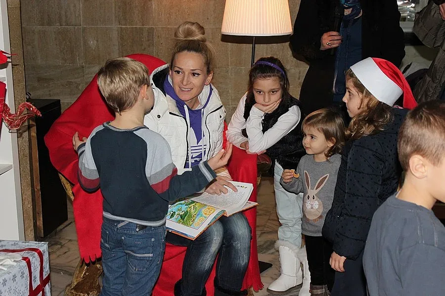 Шампионка зарадва деца с приказка