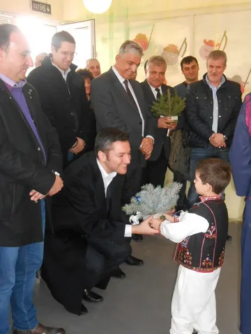 Владика освети ремонтирана забавачка