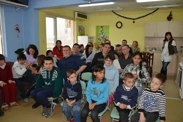 Доброволци зарадваха с театър деца и възрастни в социални домове