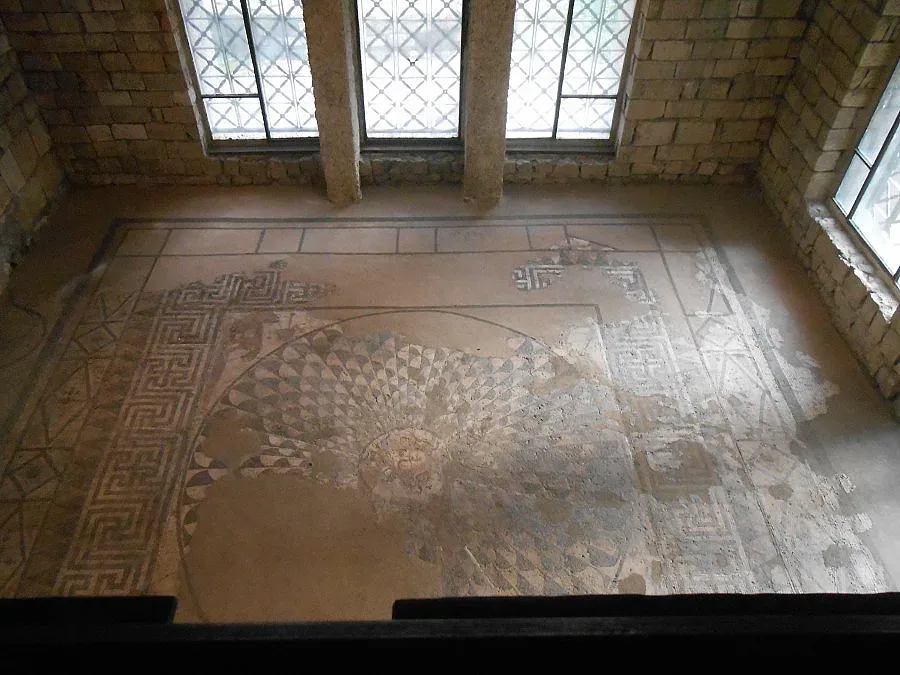 Избледнява символът на Девня – Горгоната