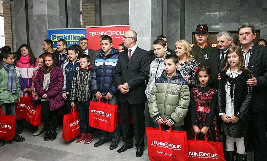 ОБЗОР: Сираците на МВР отиват в Лувъра