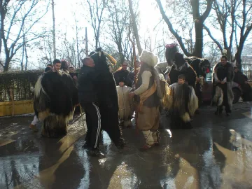 Кметове смениха костюмите с кукерски кожи