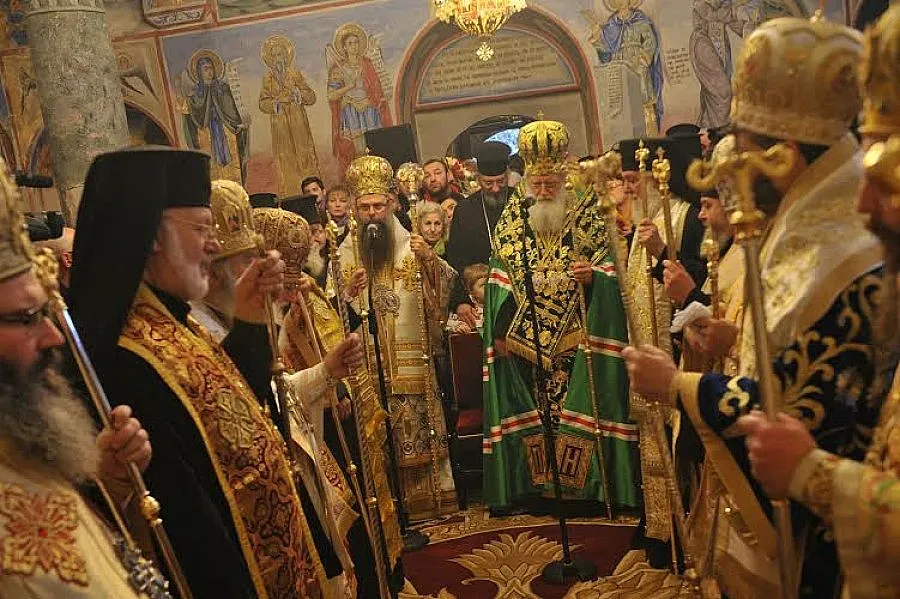 ОБЗОР: Царят припадна на литургията с патриарха