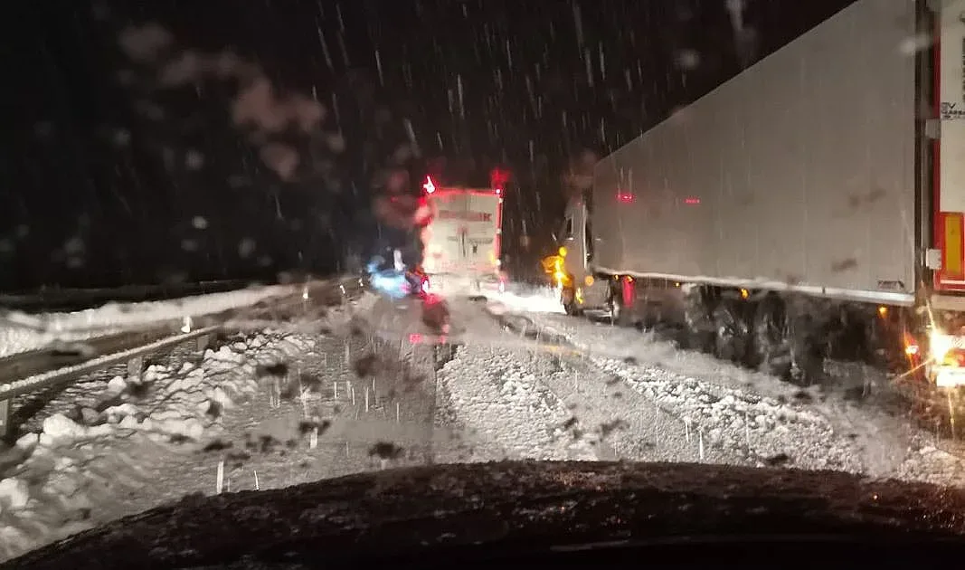 Шофьорите проклинат. Новият сняг блокира магистрала Струма