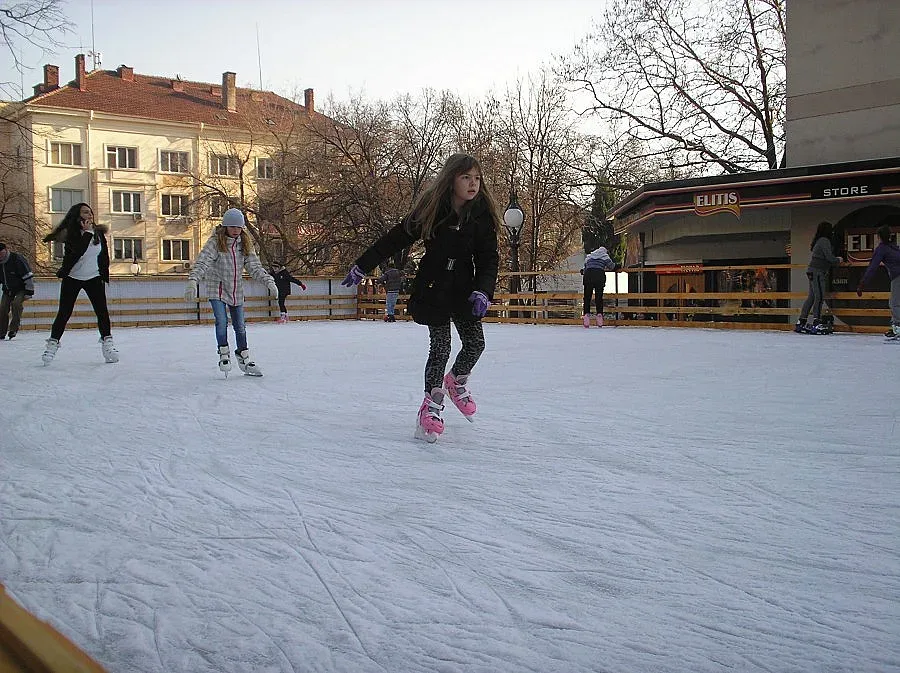 Опашка се изви пред ледената пързалка в Стара Загора