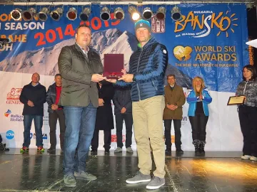 Ски легенда с почетния знак на кмета на Банско