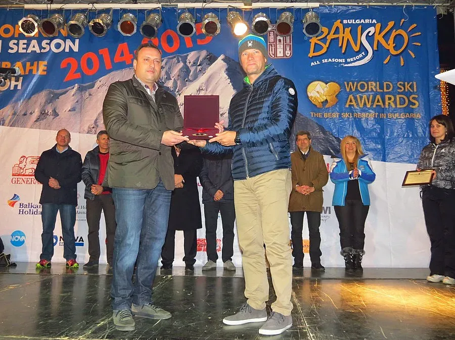Ски легенда с почетния знак на кмета на Банско