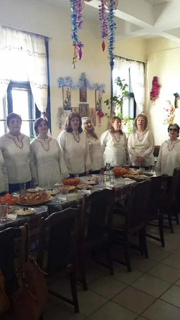 Дора Янкова дари нови носии на пенсионерски клуб