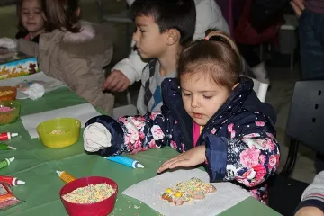 Деца правят сувенири на коледен панаир