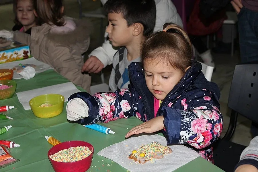 Деца правят сувенири на коледен панаир