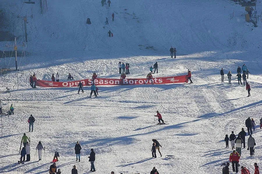 ОБЗОР: Хеликоптер пази скиорите