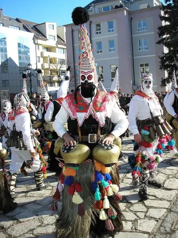 Хиляди кукери от цял свят играят в Разлог