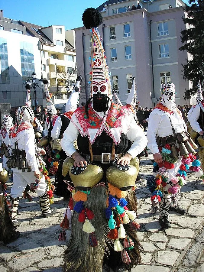 Хиляди кукери от цял свят играят в Разлог