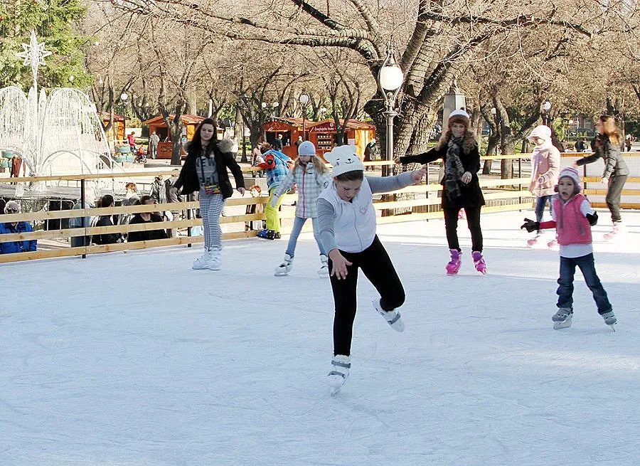 Ледена пързалка зарадва заралии