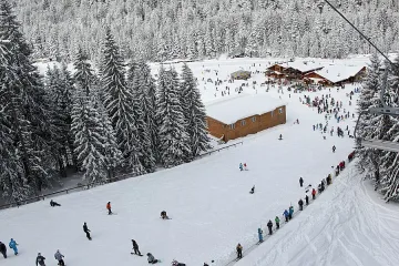 Хеликоптер помага на ранени и изгубени в планината