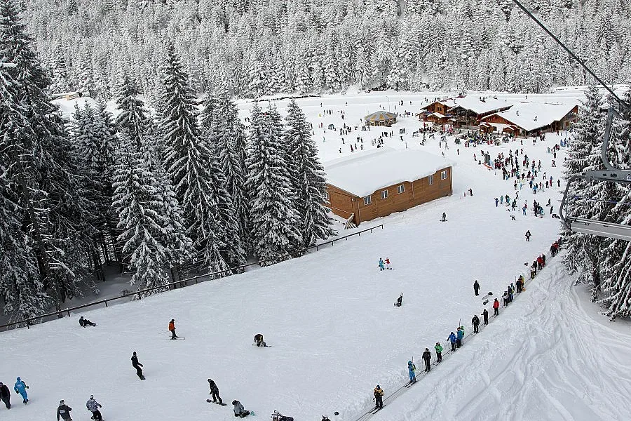 Хеликоптер помага на ранени и изгубени в планината