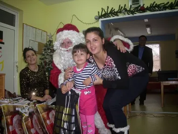 Дядо Коледа зарадва деца в социални центрове