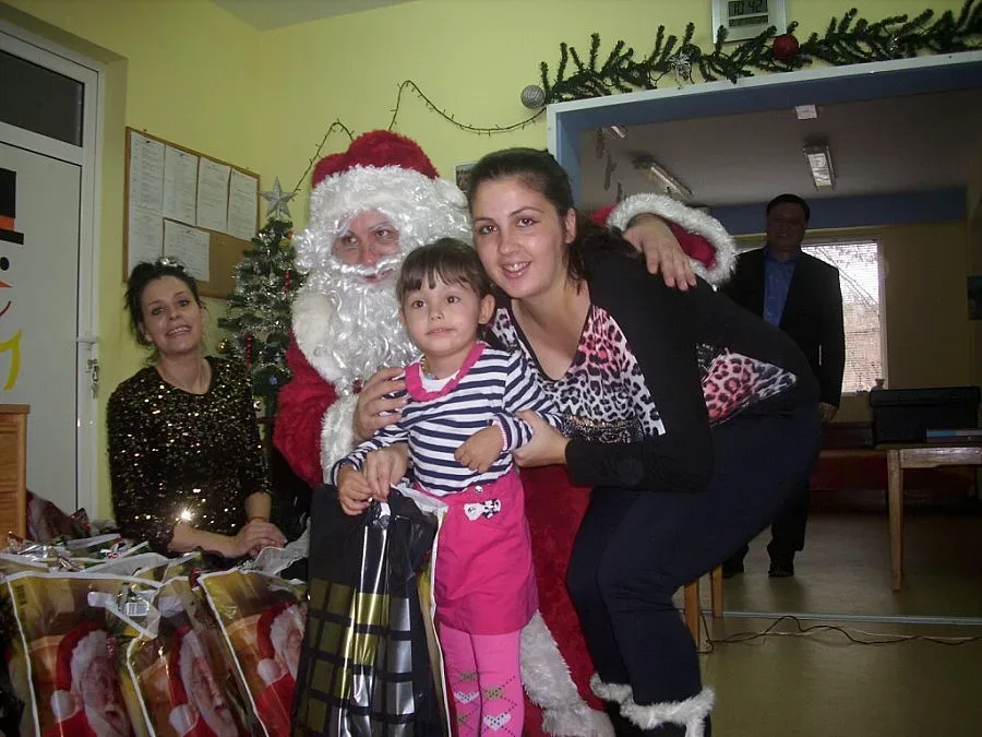 Дядо Коледа зарадва деца в социални центрове