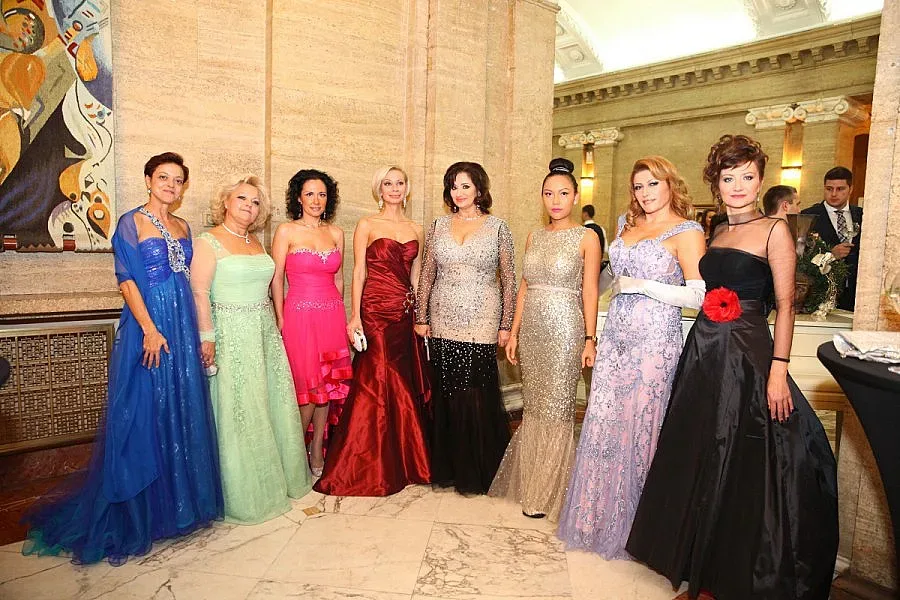 Дами се кипрят с коприна и прежда